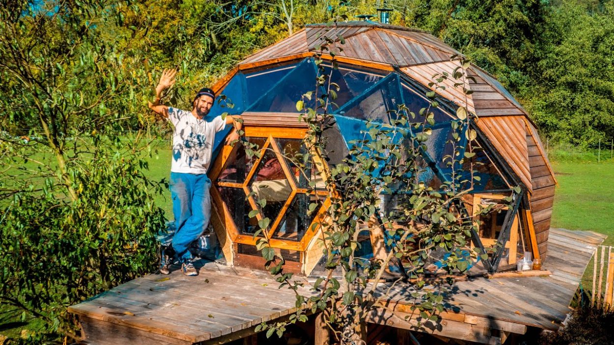 Il a construit une maison en forme de bulle pour 6000 euros seulement