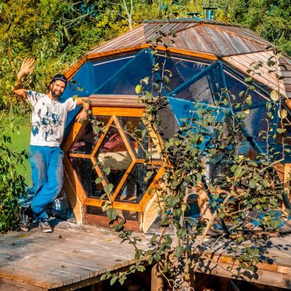 Il a construit une maison en forme de bulle pour 6000 euros seulement
