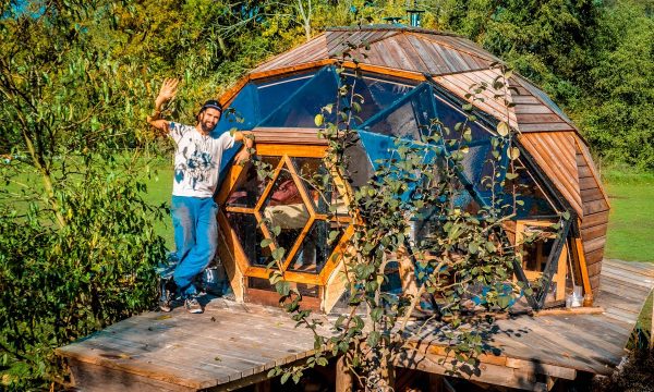 Il a construit une maison en forme de bulle pour 6000 euros seulement