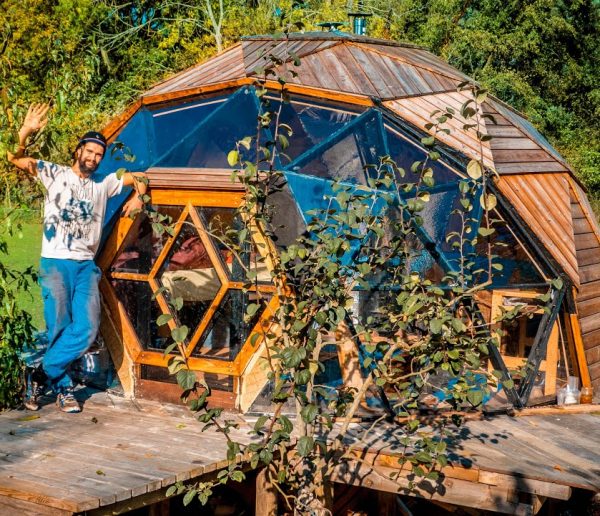 Il a construit une maison en forme de bulle pour 6000 euros seulement