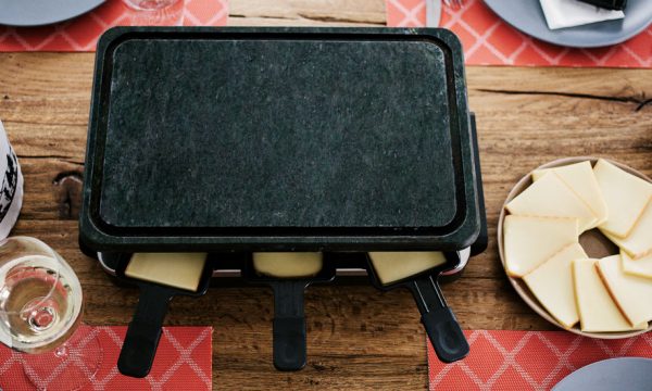 Comment se débarrasser de l'odeur de raclette ? 4 techniques pour respirer sans se boucher le nez