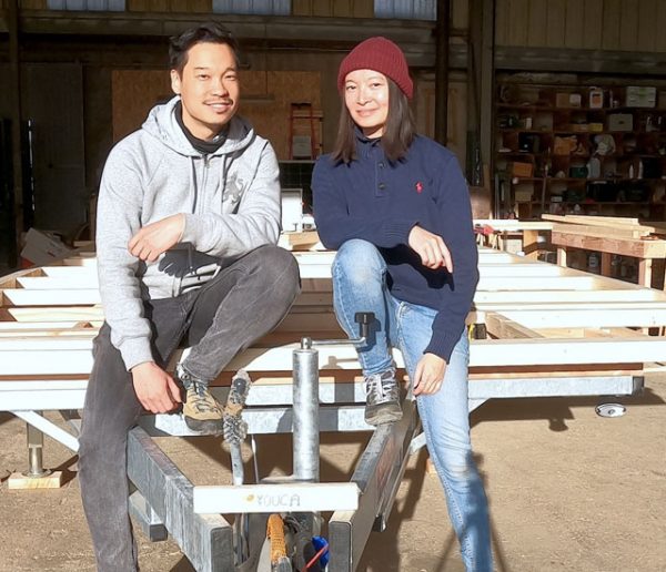 Malgré le confinement, ce couple d'ex-Parisiens construit sa tiny house dans un atelier près d'Angoulême