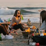 Un groupe de jeunes japonais fêtent Noël sur la plage