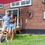 Famille dans une tiny house à roulettes