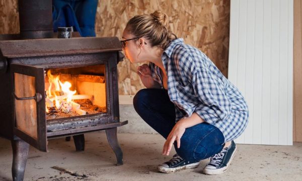 Pollution de l'air : faut-il arrêter de se chauffer au bois ?