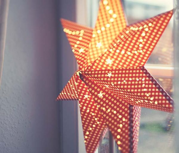 Tradition de Noël : Pourquoi les Suédois accrochent-ils une étoile lumineuse à leur fenêtre ?