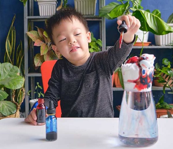 8 expériences scientifiques faciles à réaliser avec vos enfants à la maison