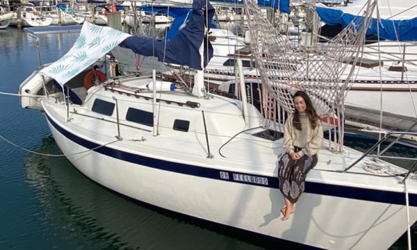 A 23 ans, elle s'est installée en Australie et a retapé un voilier pour y vivre