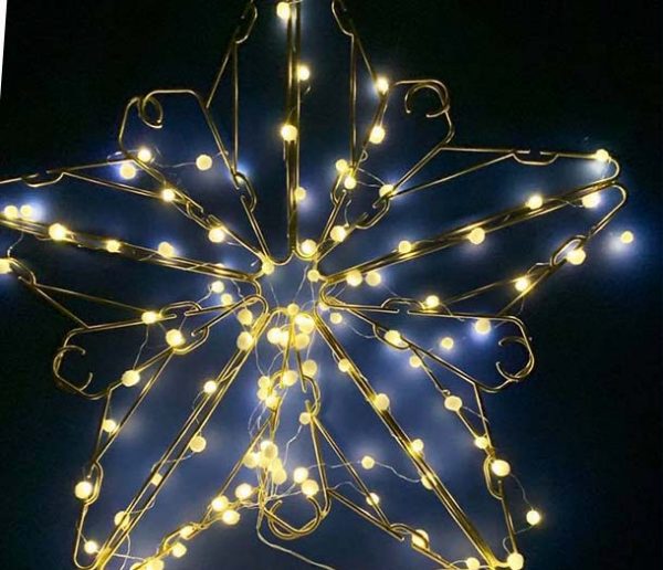 Tuto de Noël : Fabriquez une étoile lumineuse avec des cintres !