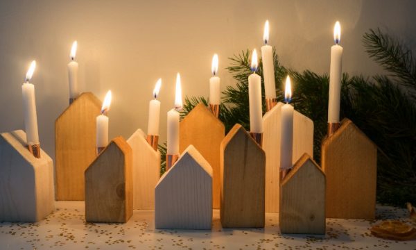 Tuto : Réalisez un petit village de Noël illuminé avec des bougeoirs