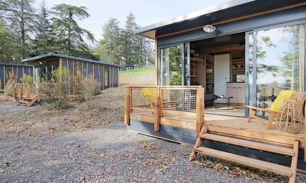 Découvrez les chalets tout équipés qui accueillent femmes et enfants victimes de violences