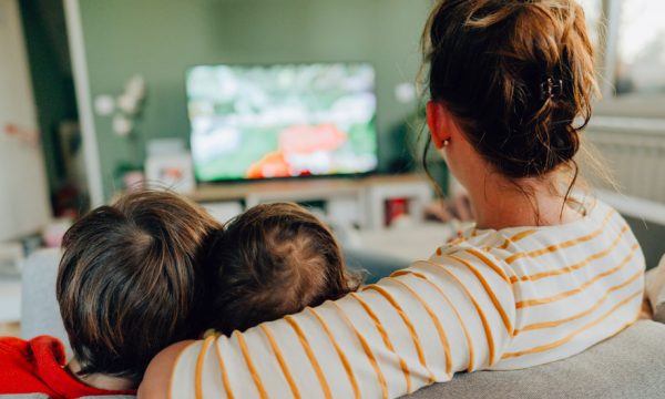 En 2020, les Français n'ont jamais autant regardé la télévision : comment inverser la tendance ?