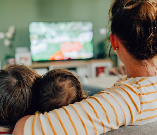 En 2020, les Français n'ont jamais autant regardé la télévision : comment inverser la tendance ?