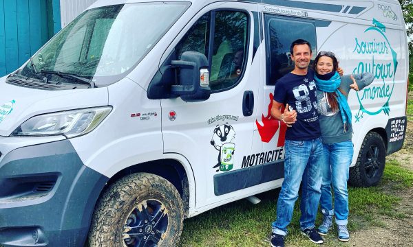 Avant de perdre la vue, Marie fait le tour du monde en van avec Corentin