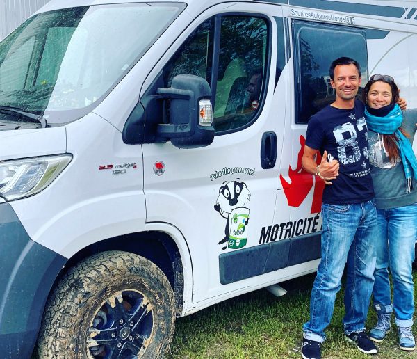 Avant de perdre la vue, Marie fait le tour du monde en van avec Corentin