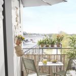 balcon terrasse table et chaises au soleil