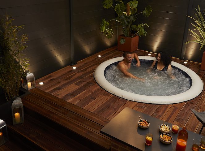 jacuzzi dans un jardin