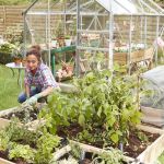 mère et fille qui jardinent dans un grand potager