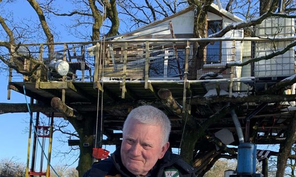 À 73 ans, il a construit une incroyable cabane dans les arbres pour ses petits enfants