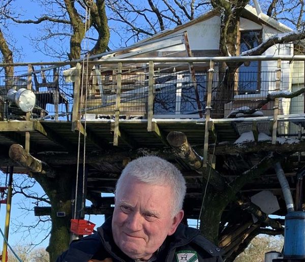 À 73 ans, il a construit une incroyable cabane dans les arbres pour ses petits enfants