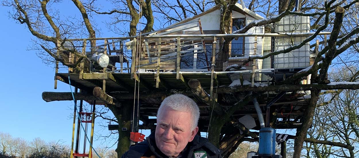 À 73 ans, il a construit une incroyable cabane dans les arbres pour ses petits enfants