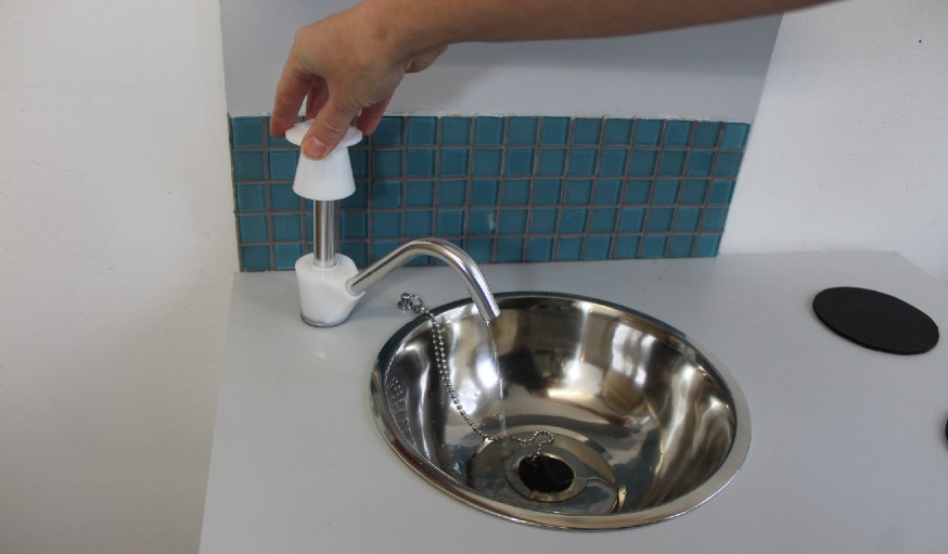 Fabriquez une cuisine pour enfant avec un robinet et de l'eau qui coule !