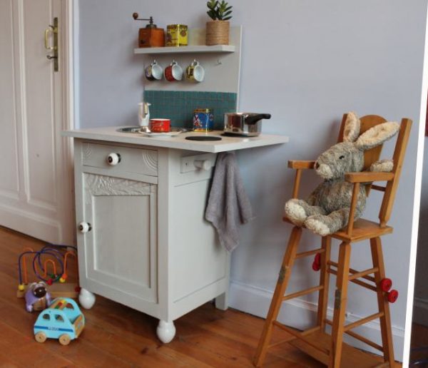 Tuto : Transformez une table de chevet en kitchenette pour enfant