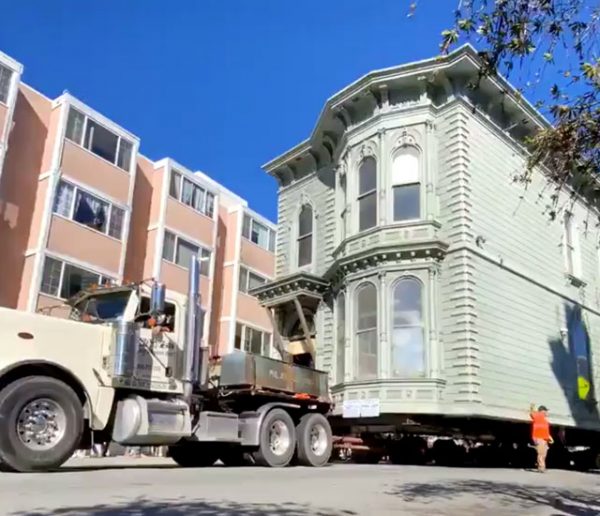 À San Francisco, une maison de 139 ans a été déplacée par camion jusqu'à sa nouvelle adresse