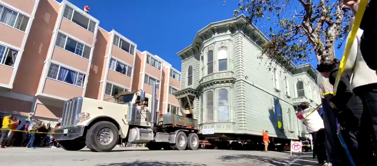 À San Francisco, une maison de 139 ans a été déplacée par camion jusqu'à sa nouvelle adresse