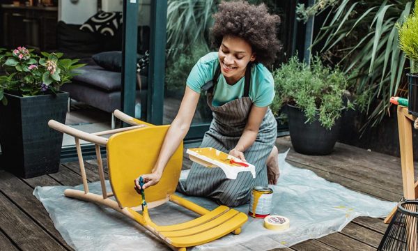 Sur cette plateforme, trouvez l'artisan qui relookera vos meubles vintages !