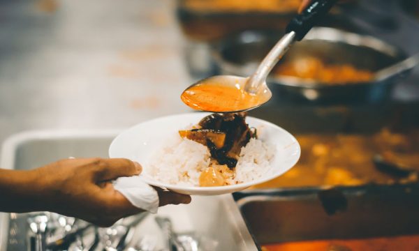 Grâce à la solidarité d'un groupe Facebook, il trouve un toit et un emploi en quelques jours