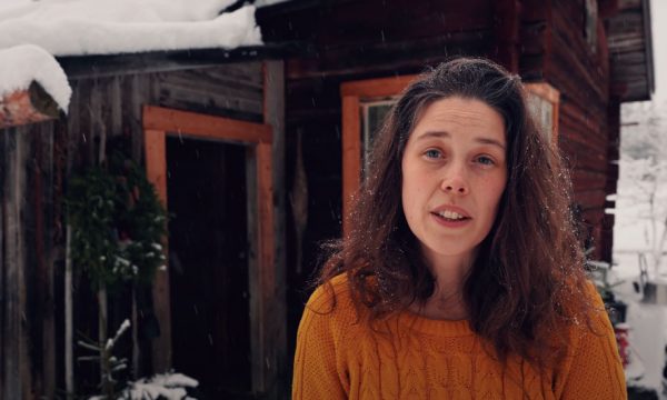 Ils vivent dans la forêt suédoise sans eau ni électricité mais leur cabane est incroyablement cosy