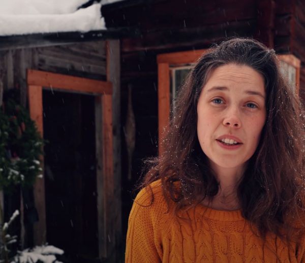 Ils vivent dans la forêt suédoise sans eau ni électricité mais leur cabane est incroyablement cosy