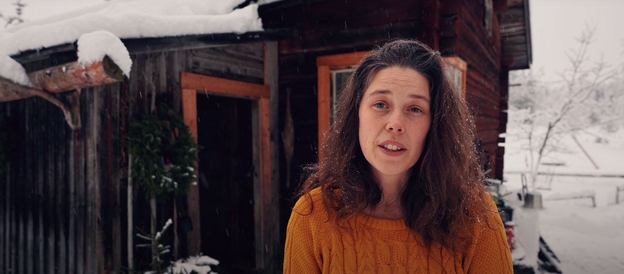 Ils vivent dans la forêt suédoise sans eau ni électricité mais leur cabane est incroyablement cosy