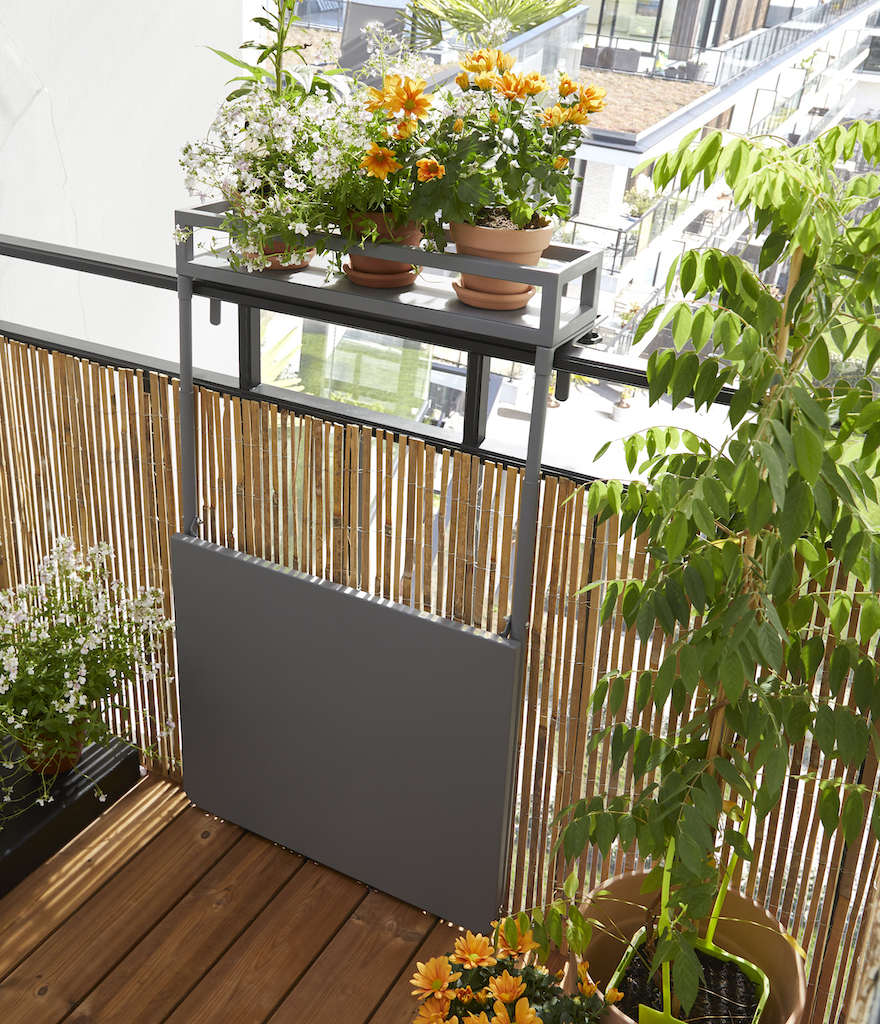 table suspendue pliée sur balcon