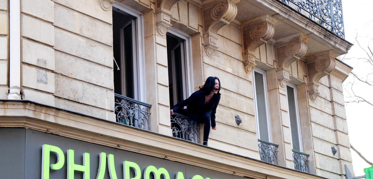 Une troupe de théâtre joue des spectacles depuis son balcon pour les passants