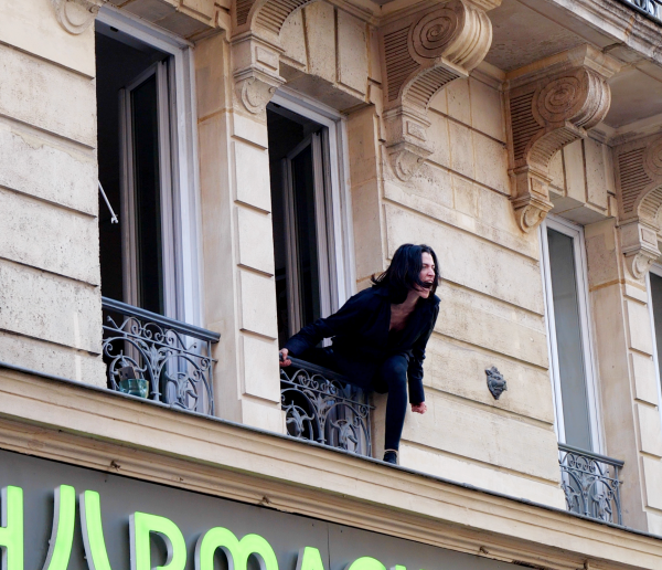 Une troupe de théâtre joue des spectacles depuis son balcon pour les passants