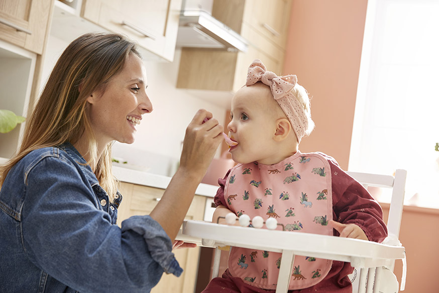 mère nourrissant son enfant