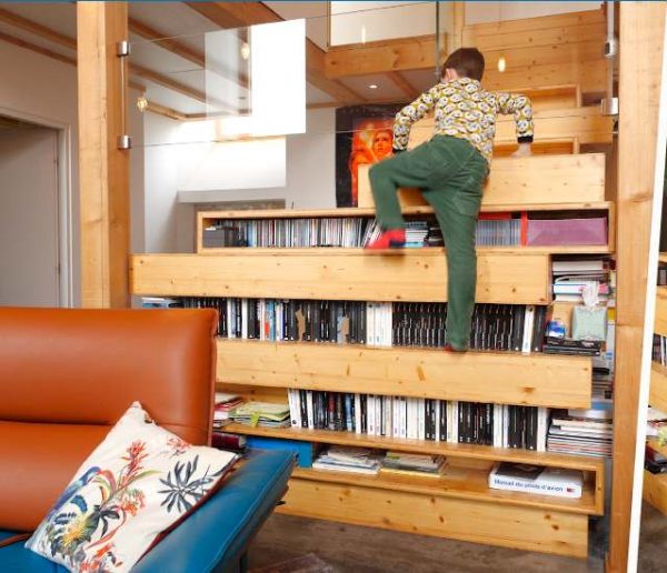 Cet escalier-bibliothèque spectaculaire fait le bonheur de toute la famille