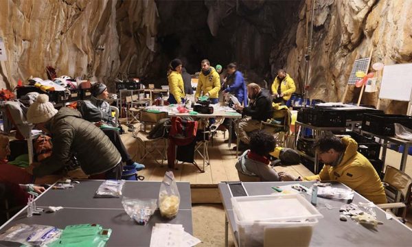 Pendant 40 jours, ils vivent dans une grotte sans lumière du jour ni montre