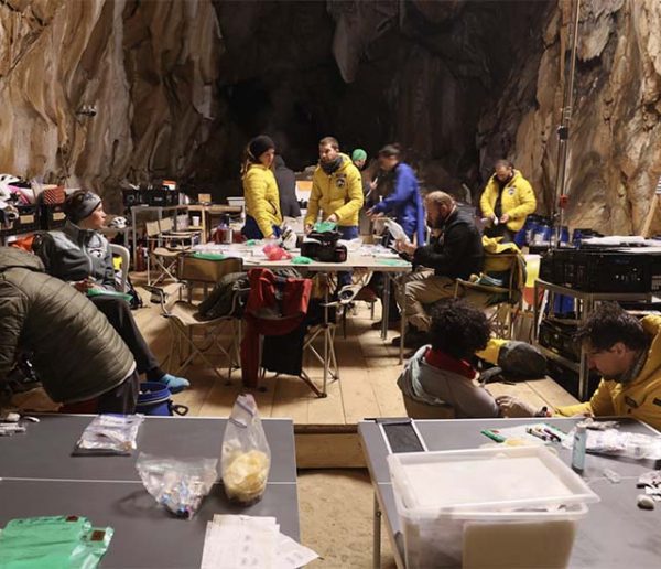 Pendant 40 jours, ils vivent dans une grotte sans lumière du jour ni montre