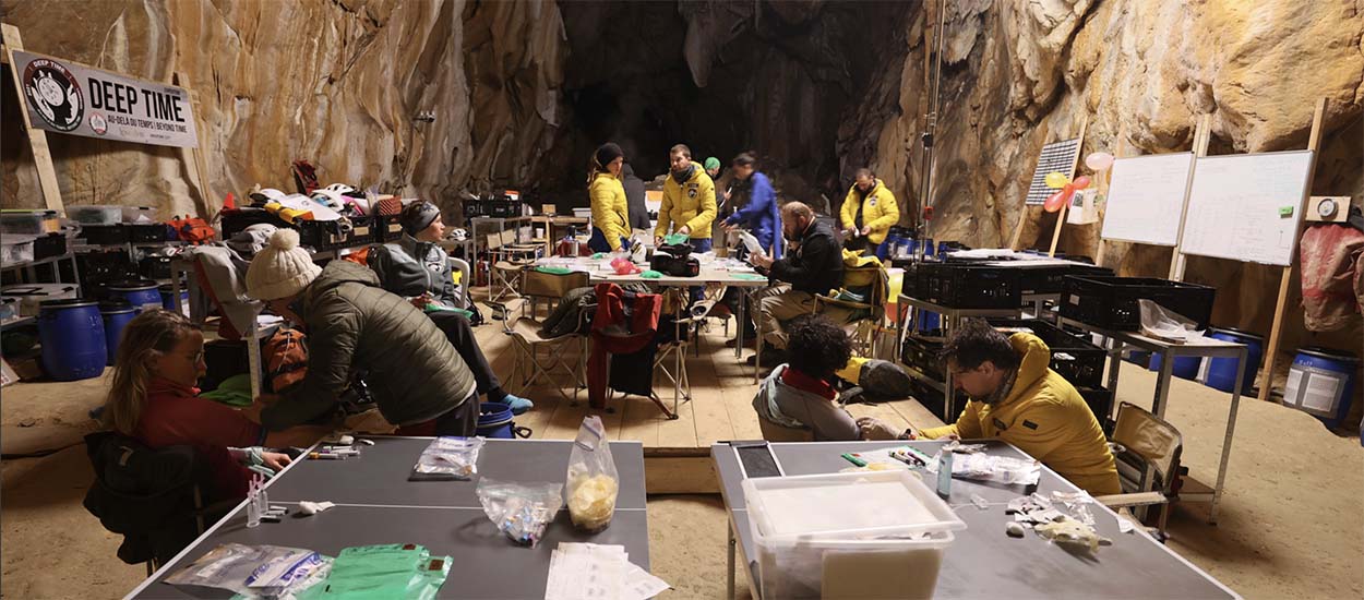 Pendant 40 jours, ils vivent dans une grotte sans lumière du jour ni montre