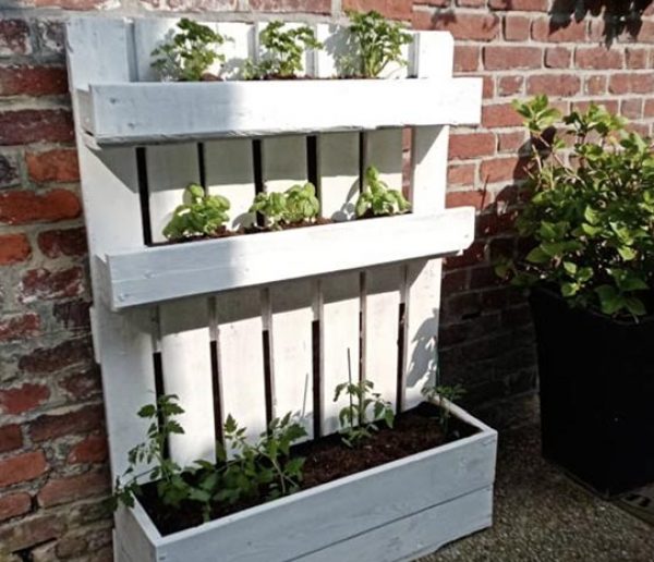 6 tutoriels pour fabriquer un petit potager en palette (même sur un balcon)