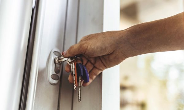 Pourquoi devient-il plus difficile de se retenir de faire pipi une fois que l'on arrive devant sa porte ?