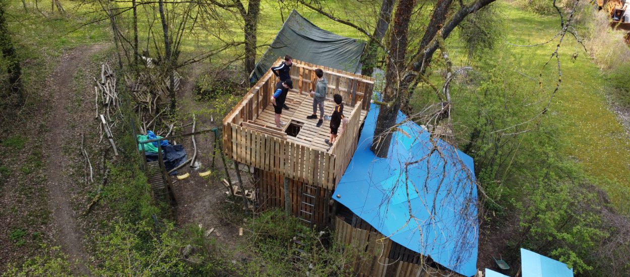 À 15 ans, il fabrique une cabane géante avec un donjon de 5 mètres de haut