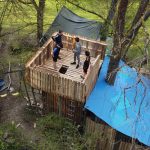 quatre copains sur le donjon de la cabane géante en palettes