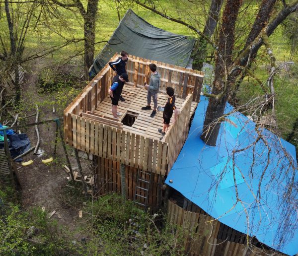 À 15 ans, il fabrique une cabane géante avec un donjon de 5 mètres de haut