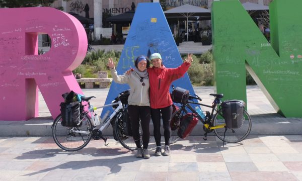Léa et Julie voyagent en vélo pour visiter les éco-lieux à travers l'Europe