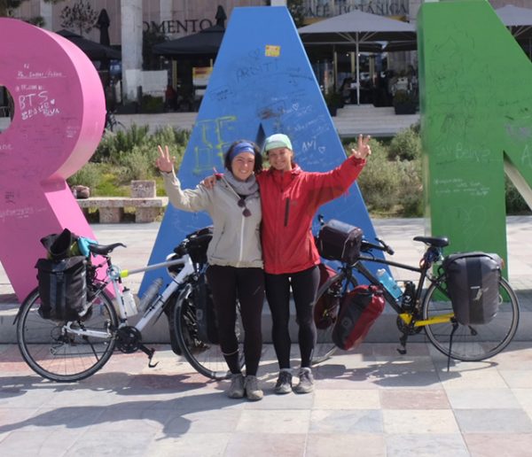 Léa et Julie voyagent en vélo pour visiter les éco-lieux à travers l'Europe