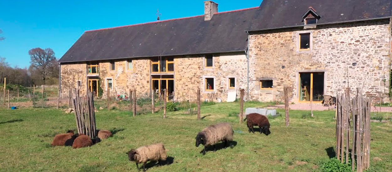 12 amis ont rénové une vieille ferme en Bretagne pour en faire un habitat partagé écolo